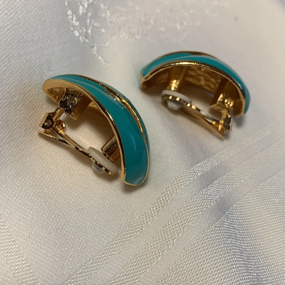 AVON Clip Earrings Enamel Turquoise Teal Gold Tone Swirl 1 1/2” Wavy Beachy EUC